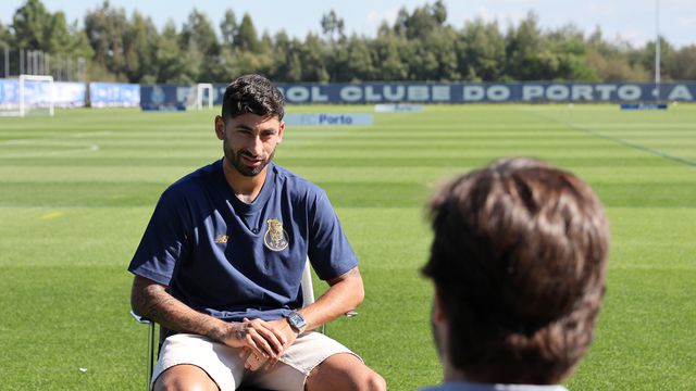 Alan Varela não esconde orgulho por integrar o lote de capitães do FC Porto - Foto: Catarina Morais/KAPTA+