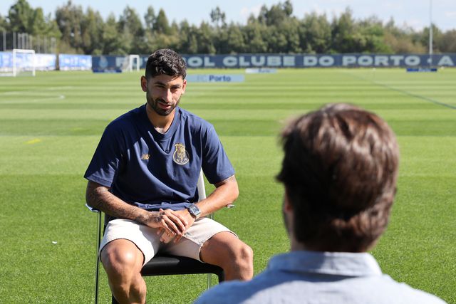 Alan Varela não esconde orgulho por integrar o lote de capitães do FC Porto - Foto: Catarina Morais/KAPTA+