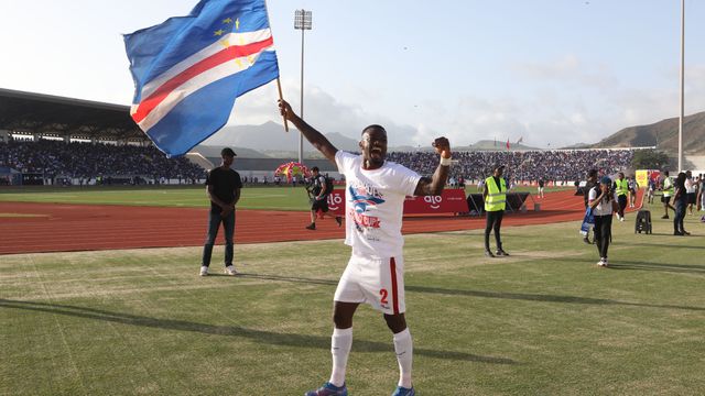 Stopira, autor do terceiro golo, ergue a bandeira de Cabo Verde - Foto: Elton Monteiro/LUSA. Cabo verde tinha 524 mil habitantes do census de 2024