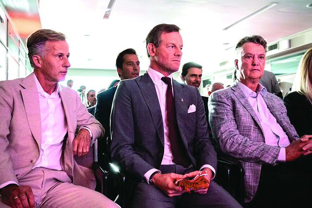 Andries Jonker, escolhido por Martim Mayer para o cargo de diretor geral, e Louis van Gaal, quinta-feira, em Lisboa — Foto: D.R.
