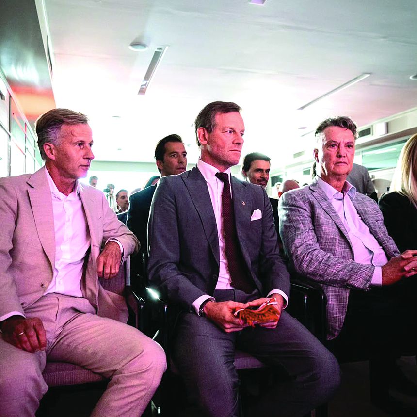 Andries Jonker, escolhido por Martim Mayer para o cargo de diretor geral, e Louis van Gaal, quinta-feira, em Lisboa — Foto: D.R.