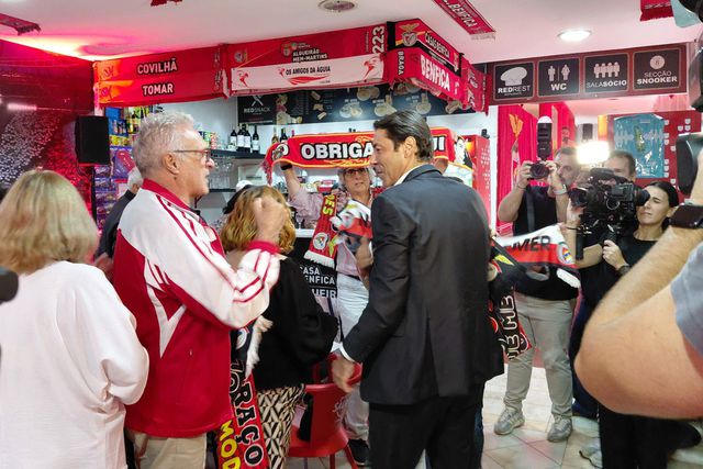 Rui Costa recebido em festa na Casa do Benfica de Algueirão-Mem Martins — Foto: A BOLA