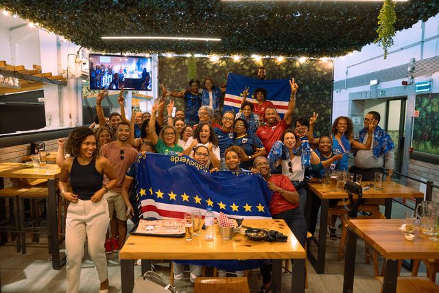 A festa pelo apuramento de Cabo Verde no Mercado de Algés (Breno Barison)