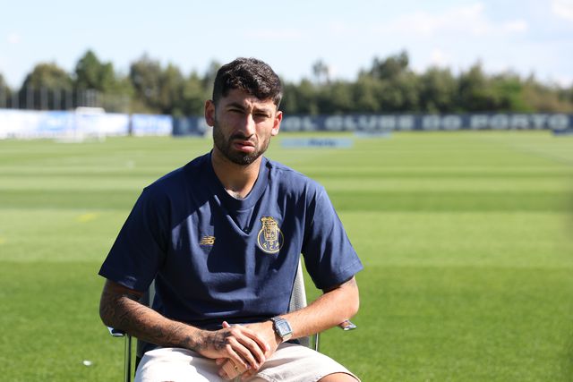 Alan Varela recebeu A BOLA no centro de treinos do Olival - Foto: Catarina Morais/KAPTA+