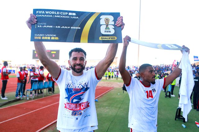 Roberto Lopes e Deroy Duarte com o bilhete do apuramento para o Mundial 2026 - Foto: FIFA/©SPORTSFILE