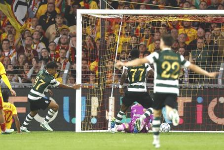 Suárez abriu caminho à vitória dos leões em Lens - Foto: EPA