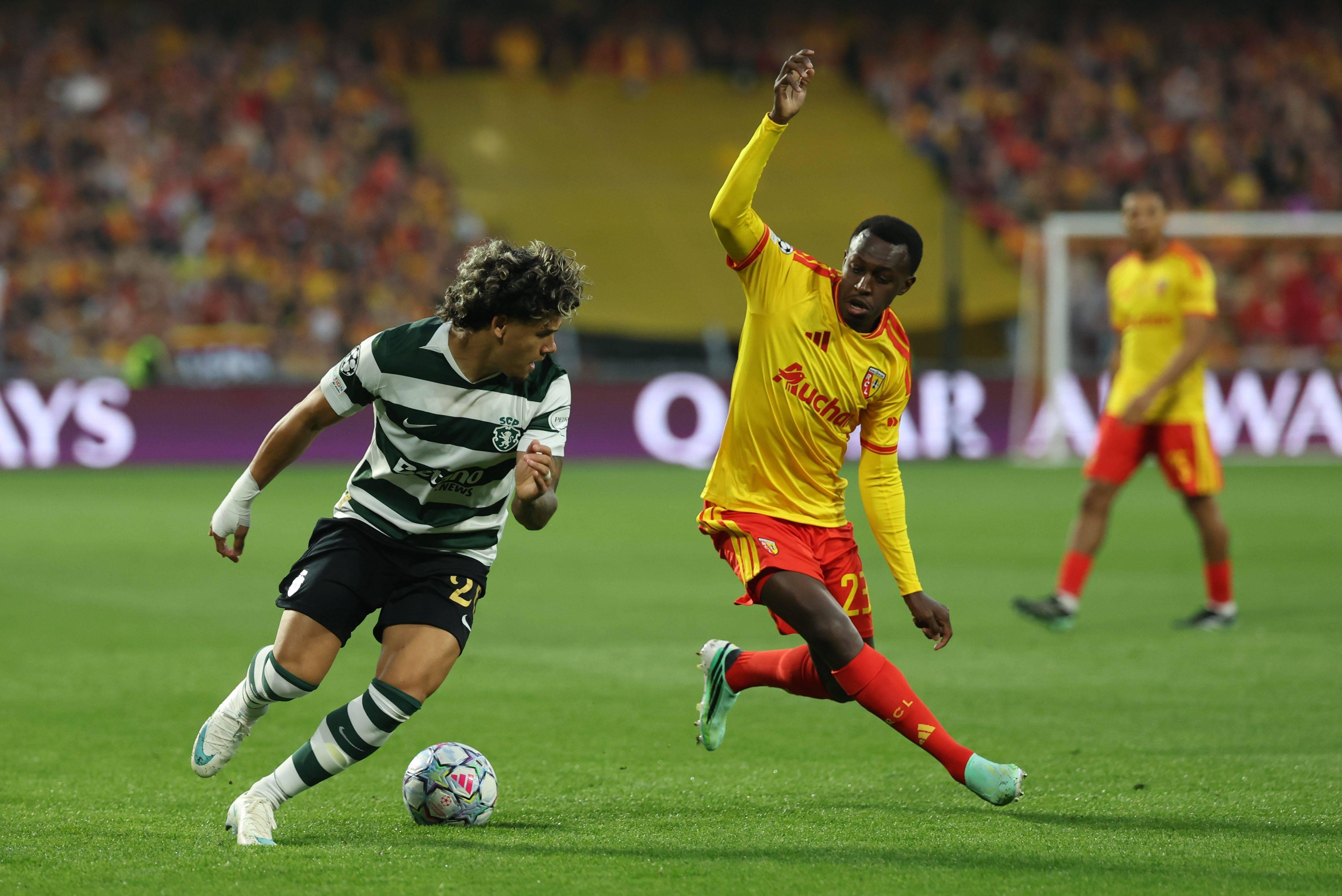 Maxi Araújo procura fugir à marcação - Foto: IMAGO