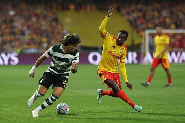 Maxi Araújo procura fugir à marcação - Foto: IMAGO