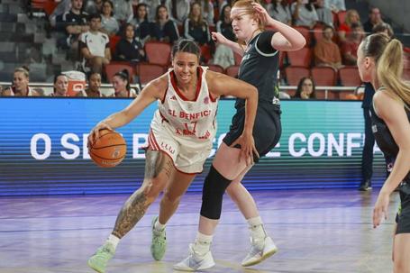 Schaquilla Nunn, jogador de basqutebol do Benfica, esteve em plano de destaque (foto SLB)