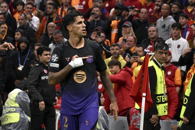João Cancelo provoca adeptos do Galatasaray (Foto: EPA/Stringer)
