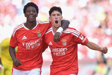 Anísio Cabral e José Neto festejam o golo marcado pelo avançado e oferecido pelo lateral no particular de pré-época com o Benelenses, na Luz, em julho — Foto: Miguel Nunes