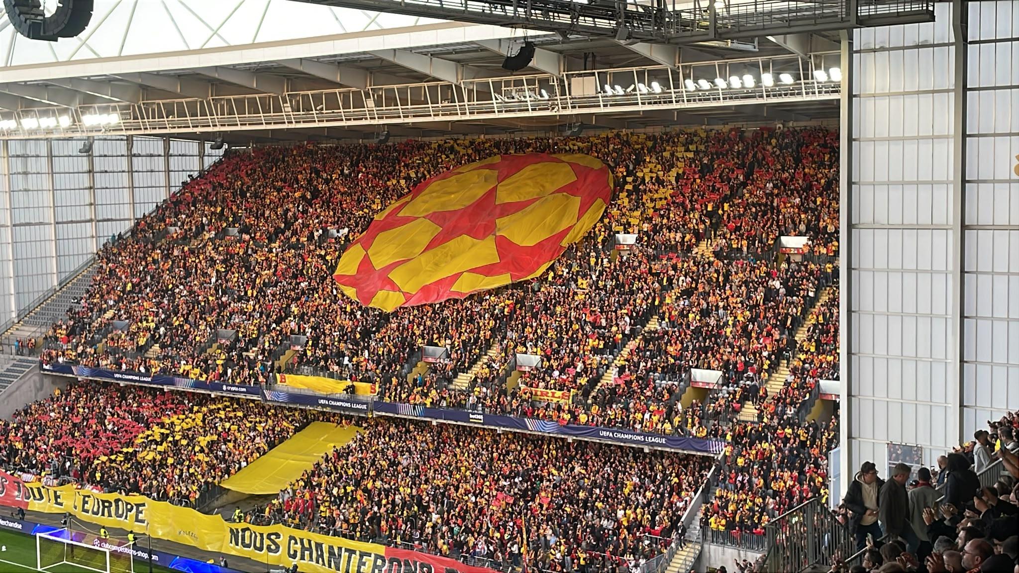 A coreografia dos adeptos do Lens - Foto: A BOLA