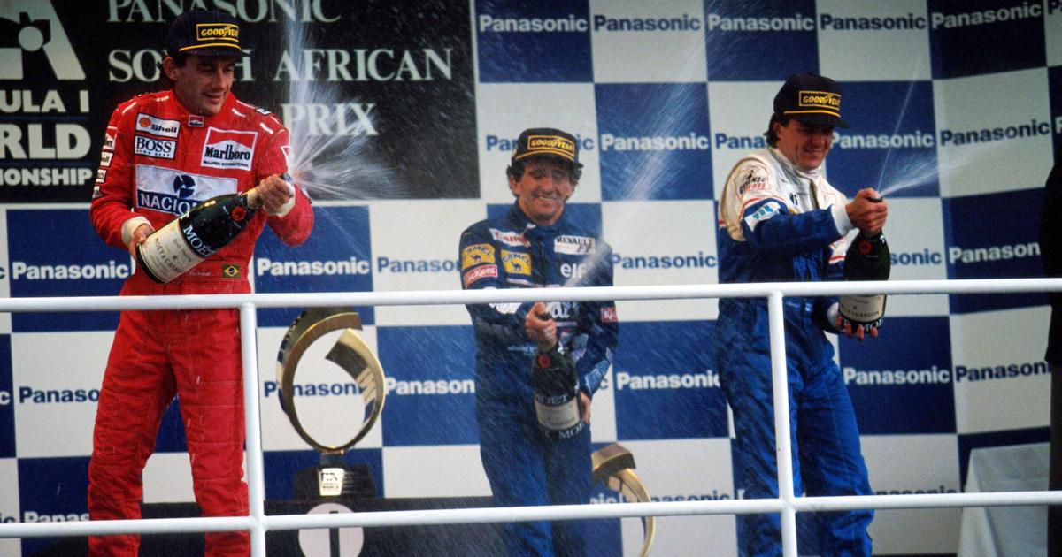 Ayrton Senna (2.º), Alain Prost (1.º) e Mark Blundell (3.º) no pódio do último Grande Prémio de F1 disputado em África - na África do Sul, 1993 (foto: IMAGO)