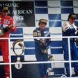 Ayrton Senna (2.º), Alain Prost (1.º) e Mark Blundell (3.º) no pódio do último Grande Prémio de F1 disputado em África - na África do Sul, 1993 (foto: IMAGO)