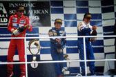 Ayrton Senna (2.º), Alain Prost (1.º) e Mark Blundell (3.º) no pódio do último Grande Prémio de F1 disputado em África - na África do Sul, 1993 (foto: IMAGO)