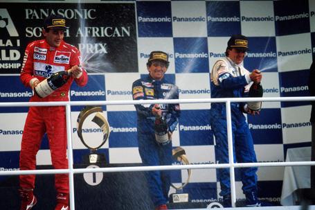 Ayrton Senna (2.º), Alain Prost (1.º) e Mark Blundell (3.º) no pódio do último Grande Prémio de F1 disputado em África - na África do Sul, 1993 (foto: IMAGO)