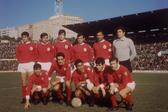 Toni, segundo em baixo à direita, entre Eusébio e Simões. Jaime Graça e Torres ainda em baixo. Coluna a capitão (A BOLA)