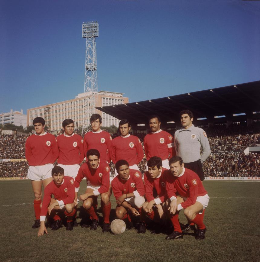 Toni, segundo em baixo à direita, entre Eusébio e Simões. Jaime Graça e Torres ainda em baixo. Coluna a capitão (A BOLA)