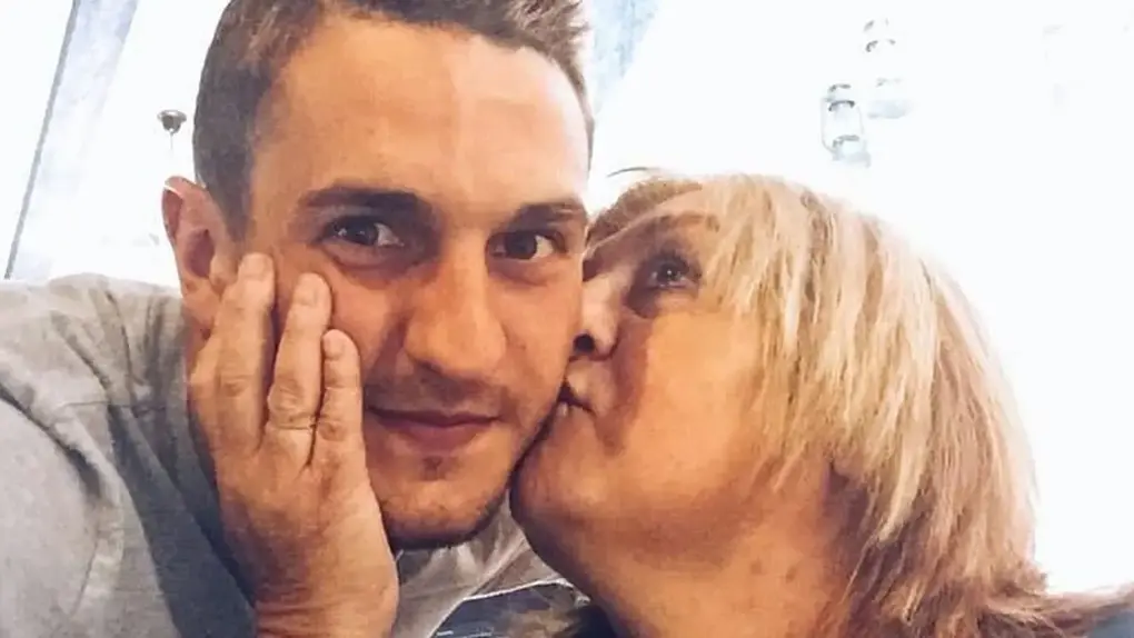 Koke ao lado da mãe