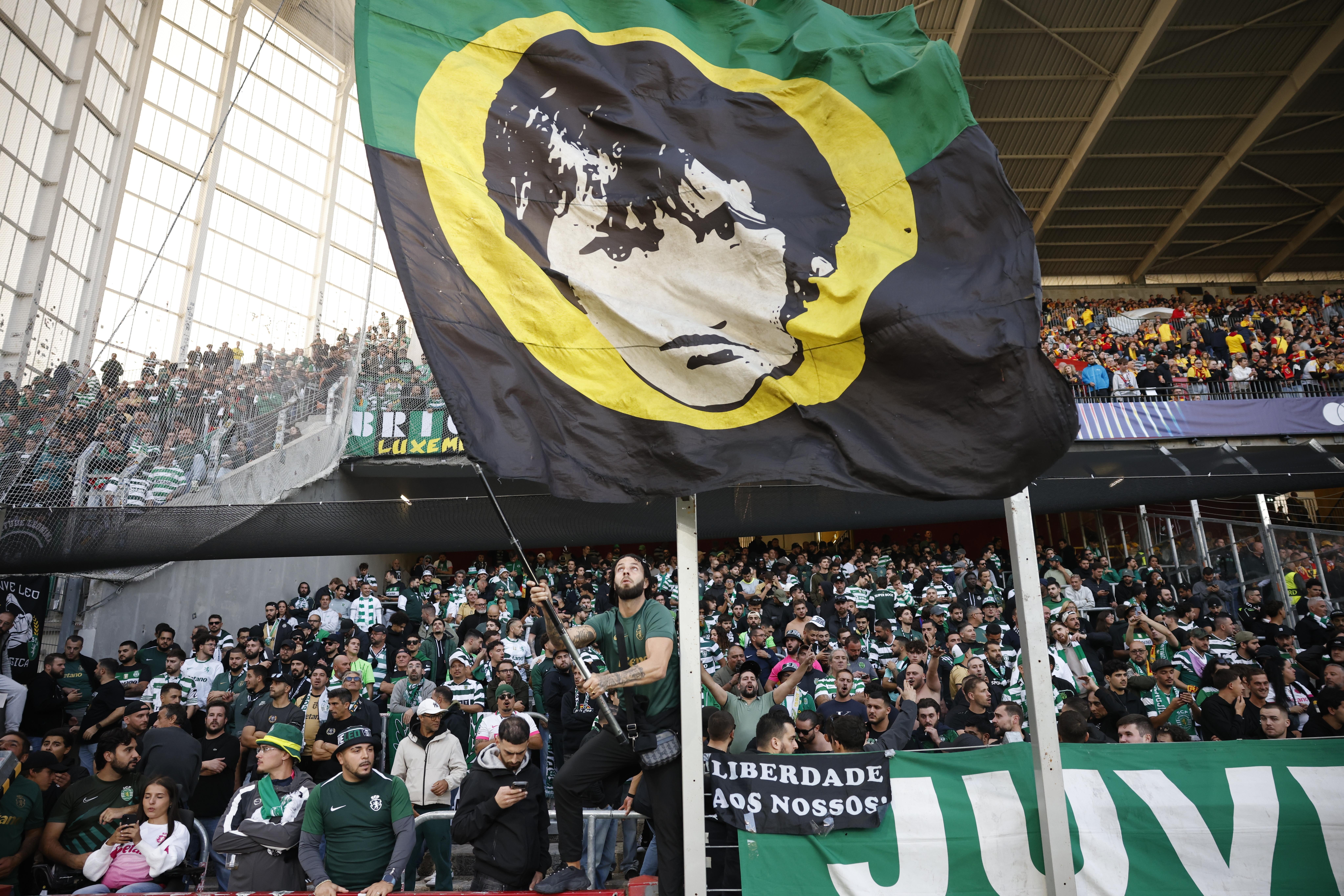 Adeptos do Sporting em massa em Lens - Foto: EPA