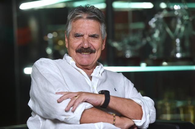 Toni faz 80 anos e foi com A BOLA visitar o Museu do Benfica para recordar a carreira e falar da vida (Foto: MIGUEL NUNES)