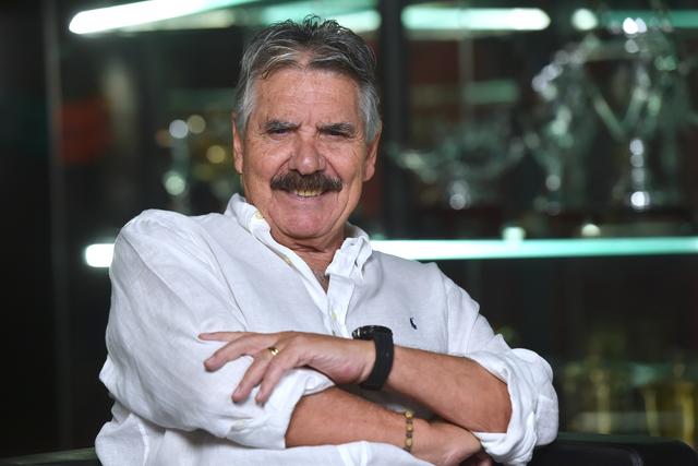 Toni faz 80 anos e foi com A BOLA visitar o Museu do Benfica para recordar a carreira e falar da vida (Foto: MIGUEL NUNES)
