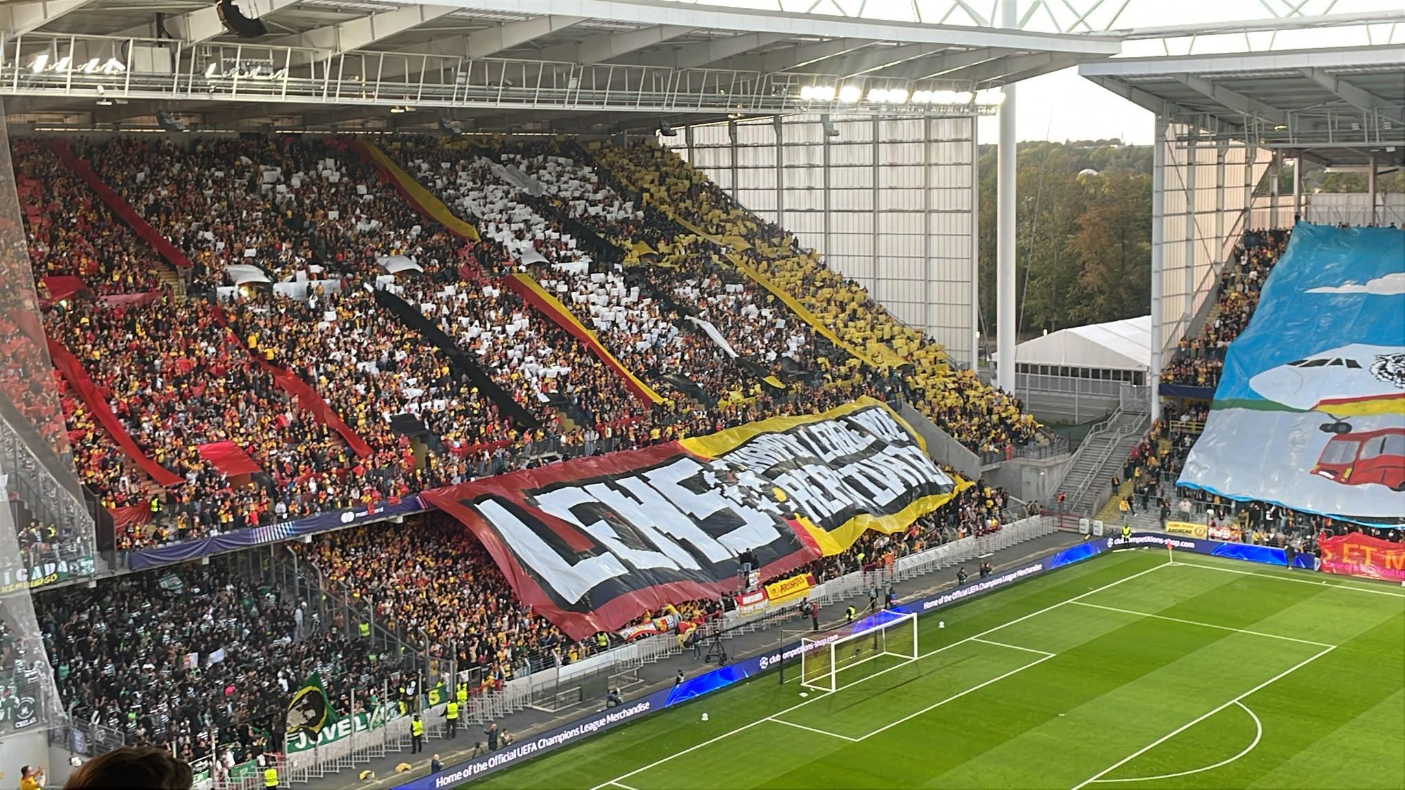 A coreografia dos adeptos do Lens - Foto: A BOLA