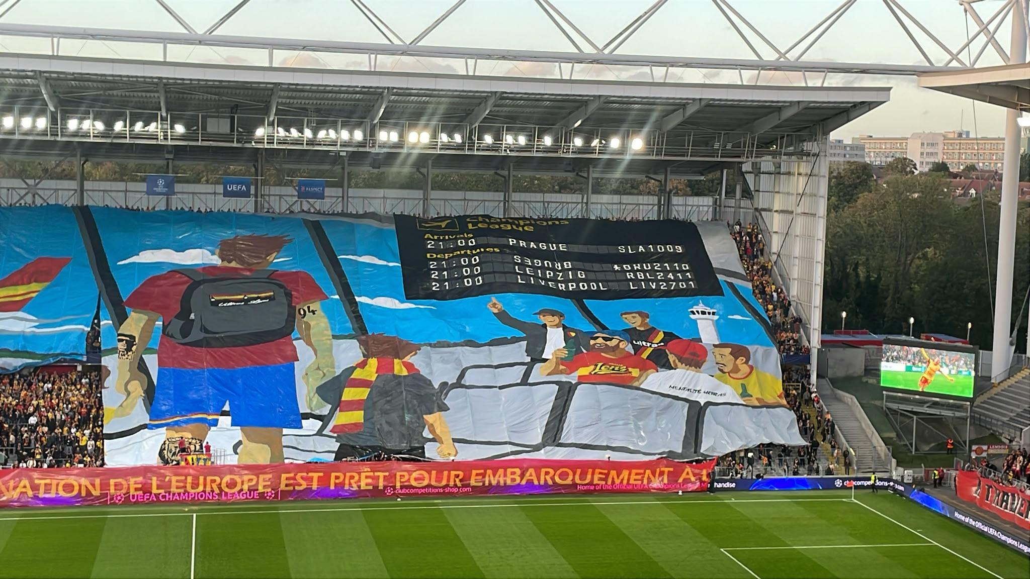 A coreografia dos adeptos do Lens - Foto: A BOLA