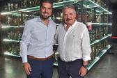 Toni foi surpreendido  por A BOLA com a presença do filho António Oliveira que fez parte da entrevista no Museu do Benfica (Foto: MIGUEL NUNES)