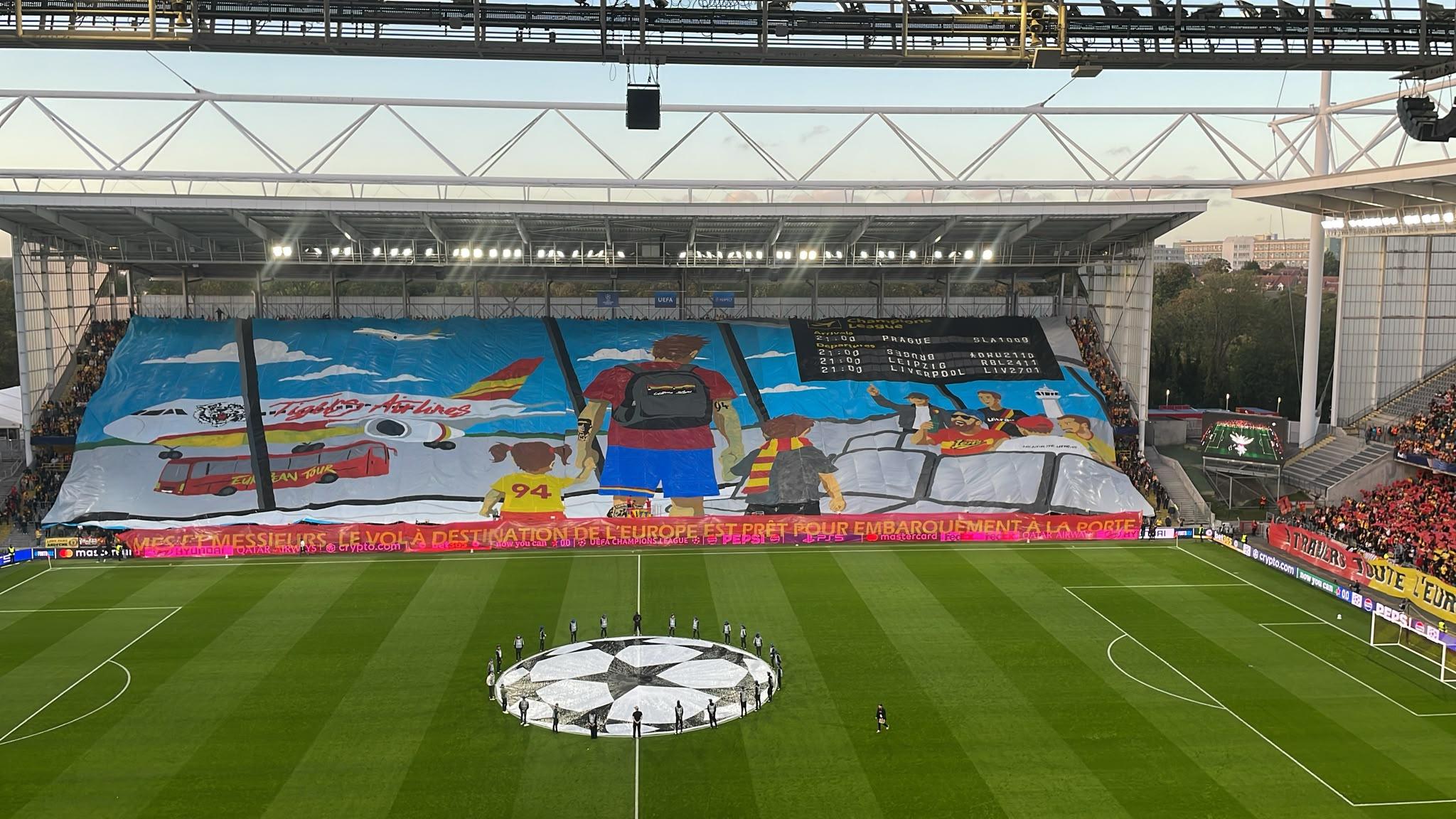 A coreografia dos adeptos do Lens no início da partida estenteu-se às quatro bancadas do recinto- Foto: A BOLA