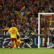 Luis Suárez festeja em Lens - foto: EPA