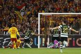 Luis Suárez festeja em Lens - foto: EPA
