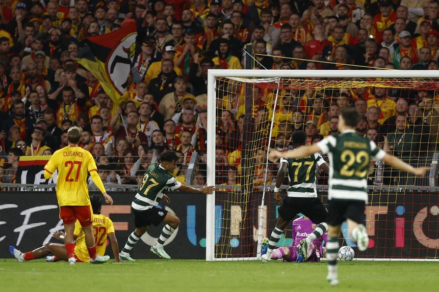 Luis Suárez festeja em Lens - foto: EPA