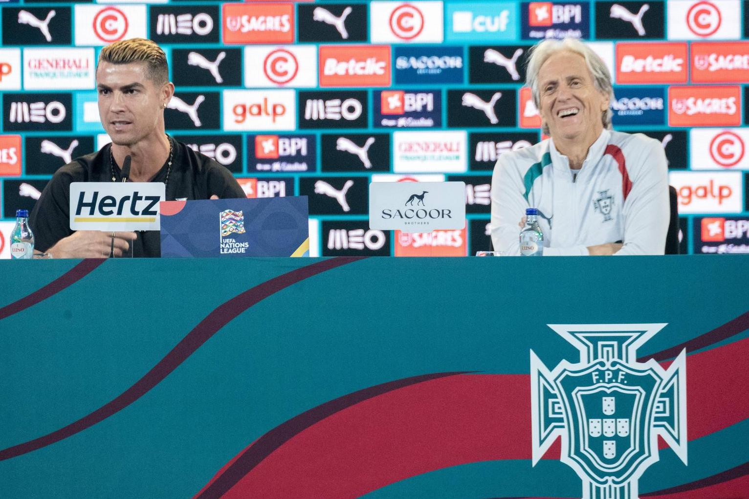 Cristiano Ronaldo e Jorge Jesus na conferência de imprensa de antevisão ao Portugal-País de Gales, da Liga das Nações — Foto: IMAGO