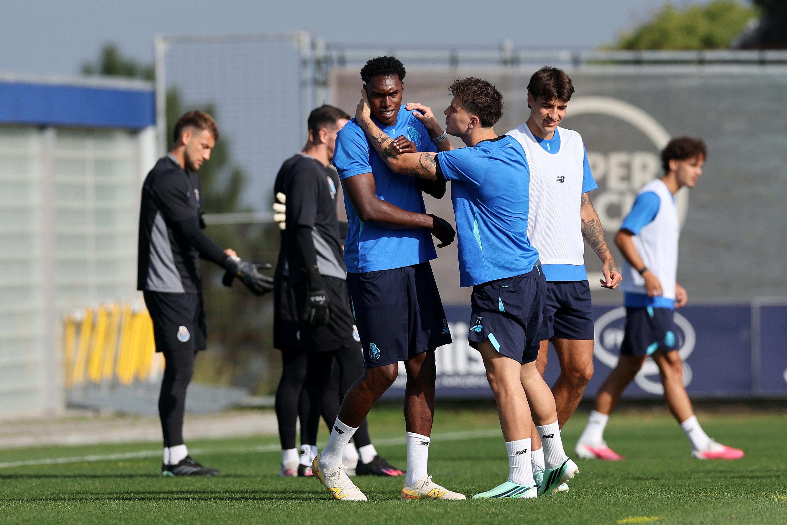 Samu e Pietuszewski em brincadeiras no treino do Olival - Foto: LUSA