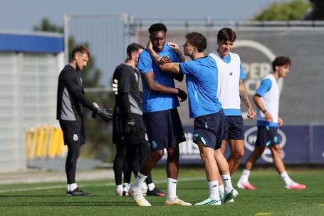 Samu e Pietuszewski em brincadeiras no treino do Olival - Foto: LUSA