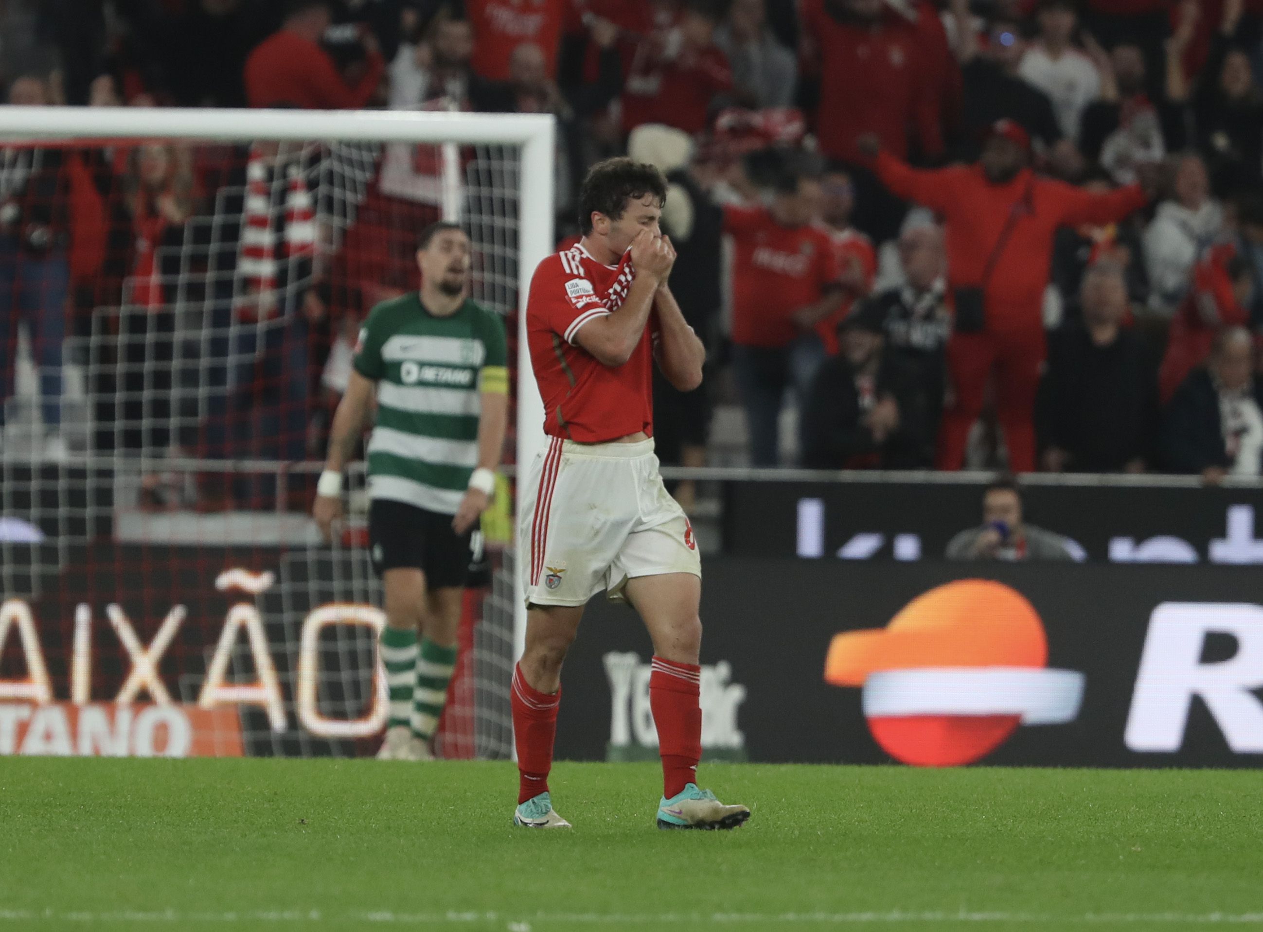 João Neves, um gigante dois em um que vê soluções e esconde problemas (a  crónica do Benfica-Sporting) – Observador