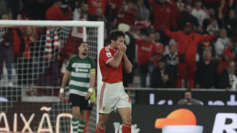 Manchester United observou João Neves no Benfica-Sporting