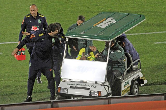 Médico da seleção brasileira detalha recuperação de Neymar