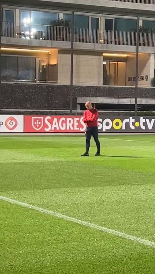 Roberto Martínez muito concentrado no treino da Seleção