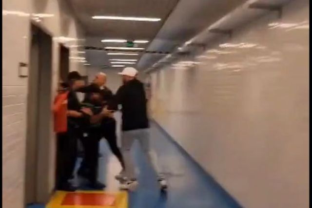 Vídeo: Dirigente do Corinthians tentou invadir sala do VAR
