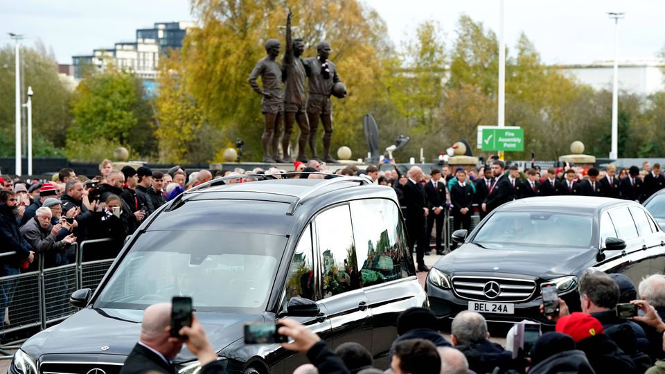 Fotos e vídeo: Adeus a Bobby Charlton em Manchester