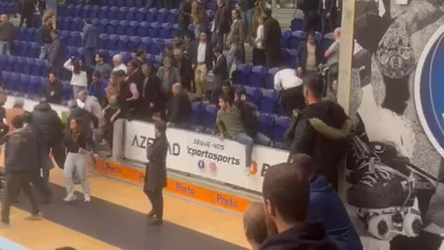 Sócios do FC Porto a fugir após agressões na bancadas