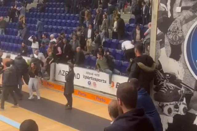 Sócios do FC Porto a fugir após agressões na bancadas