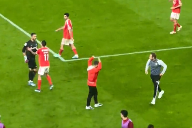 Adepto do Benfica entra no relvado e Di María tem de segurar Adán (vídeo)