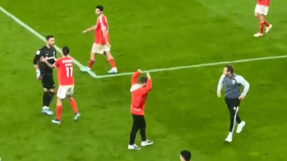 Adepto do Benfica entra no relvado e Di María tem de segurar Adán (vídeo)