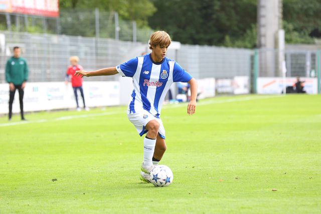 Que classe! A finalização de Rodrigo Mora no Barcelona-FC Porto da Youth League (vídeo)