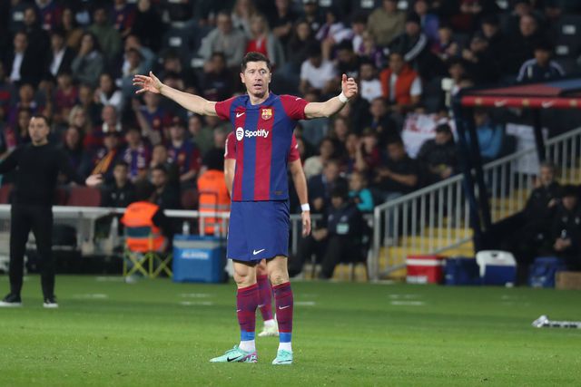 Xavi elogia «robot»  Lewandowski