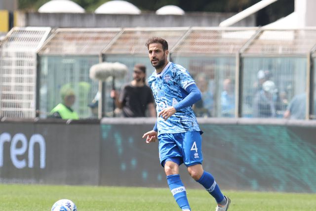 Itália: Fábregas estreia-se como treinador principal no clube onde acabou carreira