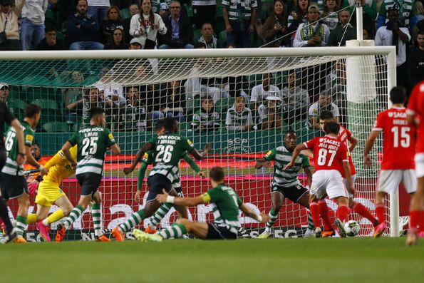 Bloqueios e foras de jogo: porque é que o golo de João Neves no Sporting -  Benfica deveria ter sido anulado